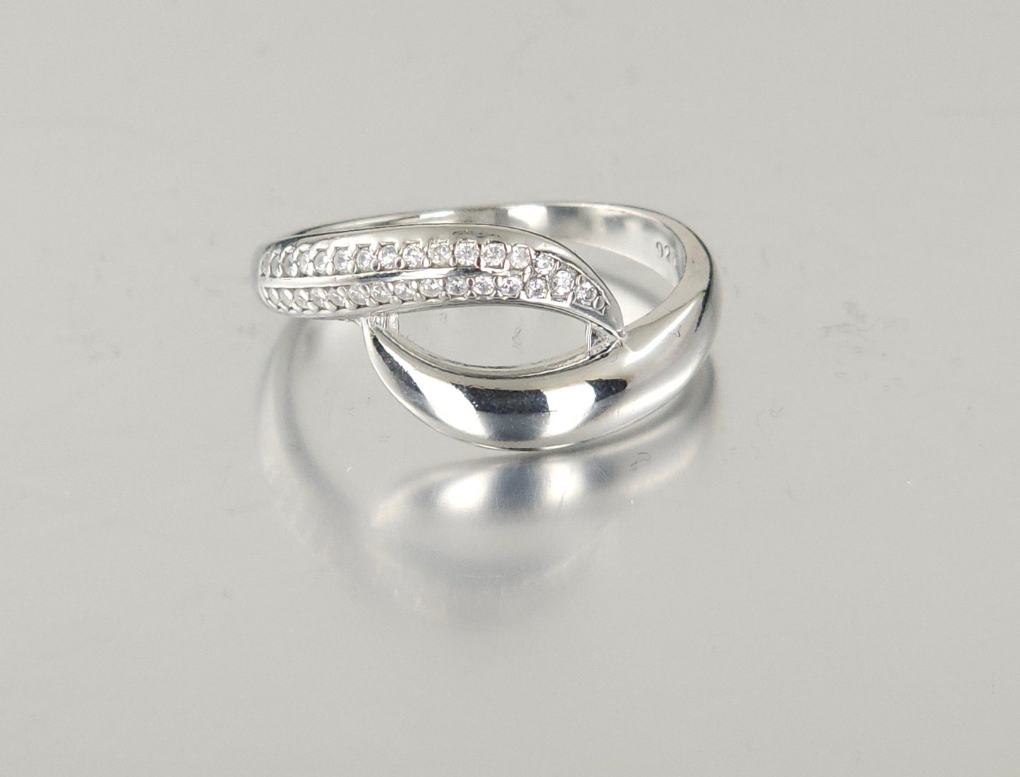925 Sterling Silver Fashion Ring R86